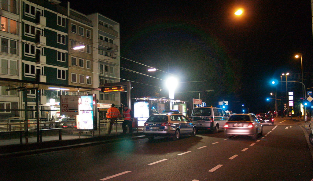 Person unter KVB Bahn Koeln Eifelstr P25.JPG